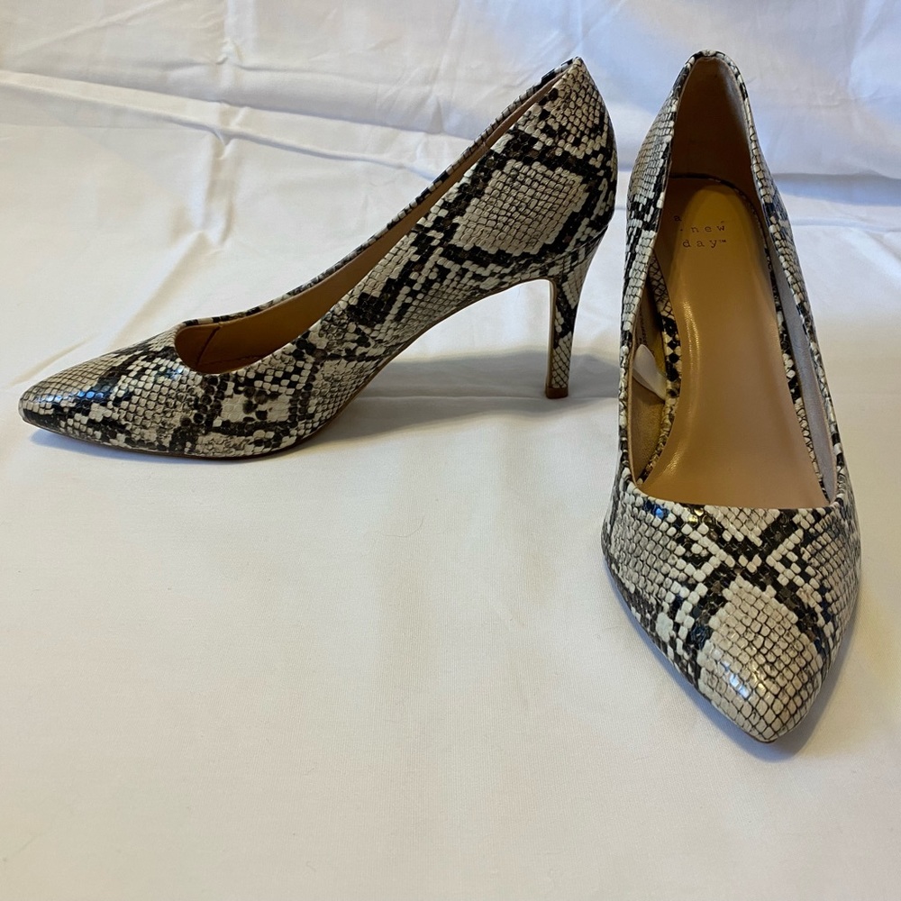 NEW Snake skin impression heels